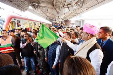 कोटा-चौमहला के बीच नयी मेमू रेल  बिरला ने दिखाई झंड़ी