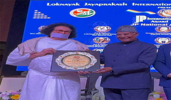 कोविंद ने आचार्य लोकेश को ‘जे पी अंतर्राष्ट्रीय अवार्ड’ से सम्मानित किया