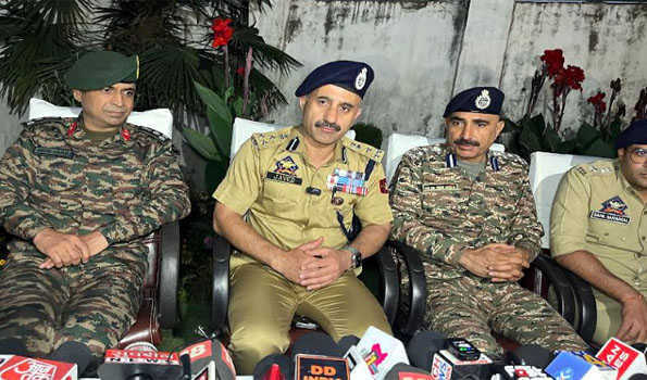 कुलगाम मुठभेड़ में दो आतंकी ढेर, चार सैन्यकर्मी, एक पुलिस अधिकारी घायल