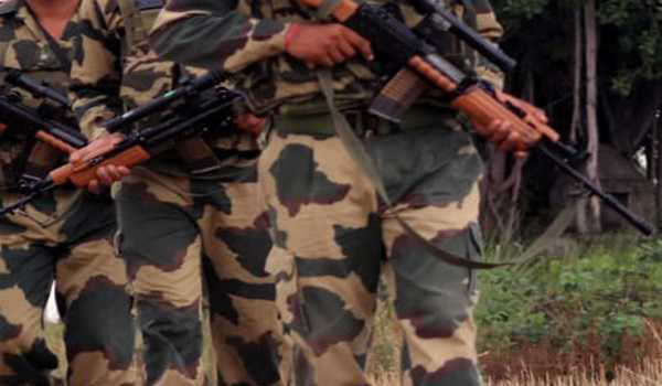 कुपवाड़ा के माछिल सेक्टर में एक घुसपैठिया ढेर, एक अधिकारी समेत पांच जवान घायल
