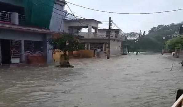 लगातार बारिश से सड़कें बनी नदी,किसानों के चेहरे मुरझाये