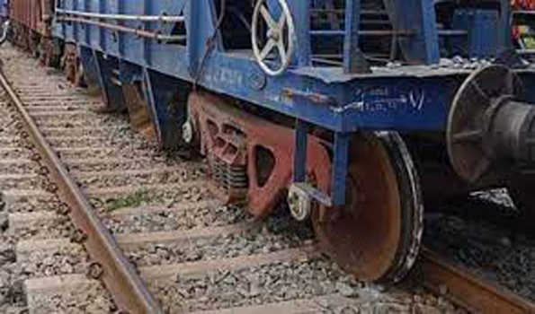 मालगाड़ी के छह डिब्बे पटरी से उतरे, रेल यातायात प्रभावित