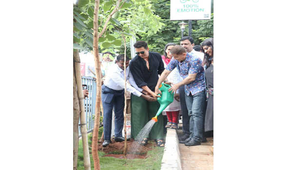 माता-पिता की याद में अक्षय कुमार की अनोखी पहल, बीएमसी के साथ मिलकर लगाए 200 पेड़