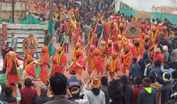 महाकुम्भ के छावनी क्षेत्र में हुआ श्री पंचायती अखाड़ा महा निर्वाणी का भव्य प्रवेश