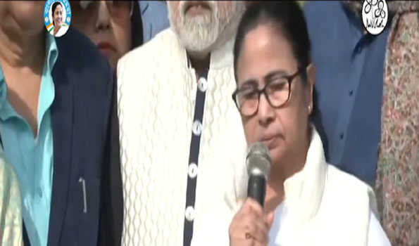 ममता मिली मोदी से, बकाया के समाधान के लिए केन्द्र और राज्य के अधिकारी करेंगे बैठक