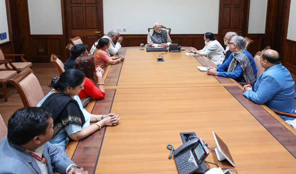 ममता ने लंबित केंद्रीय निधि को लेकर मोदी से की मुलाकात
