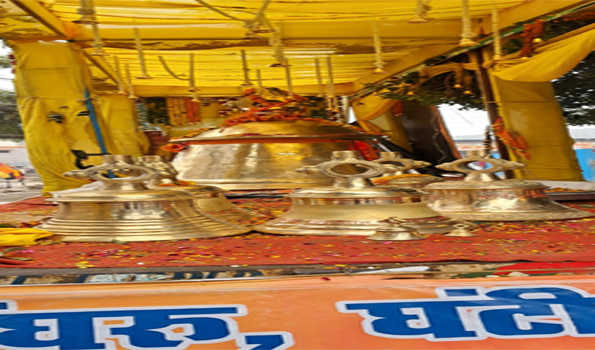 मंदिर के निमित्त सौंपा गया 2400 किलो का घण्टा