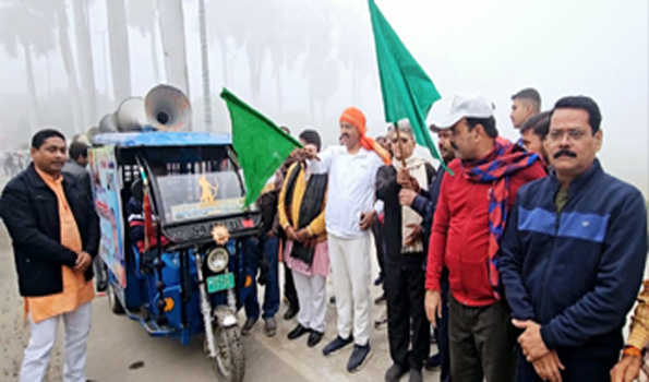 मौर्य ने मोदी के रोड शो, जनसभा के लिए प्रचार रथ को हरी झंडी दिखा किया रवाना