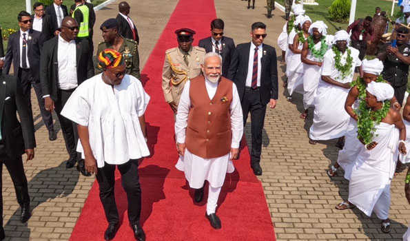 मोदी का घाना के राष्ट्रपति ने किया हवाई अड्डा पर स्वागत