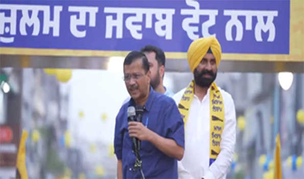 मोदी के आवास पर बैठकर पंजाब का बकाया धन जारी करवायेंगे: केजरीवाल