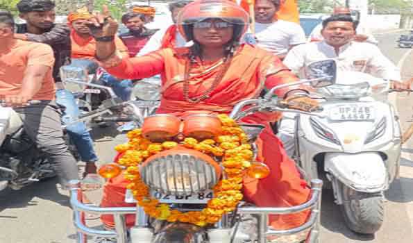 मोदी के लिये वोट की अपील करने बुलेट रानी पहुंची सुलतानपुर