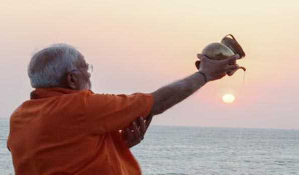 मोदी ने अपने ध्यान के दूसरे दिन विवेकानन्द रॉक मेमोरियल में सूर्य को दिया अर्घ्य