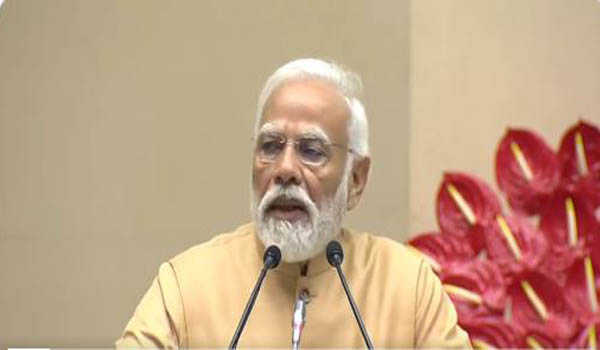 मोदी ने मदनमोहन मालवीय संपूर्ण वाङ्ग्मय का लोकार्पण किया