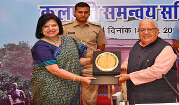 मोहनलाल सुखाडिया विश्वविद्यालय उदयपुर कुलाधिपति अवार्ड और ट्रॉफी से पुरुस्कृत