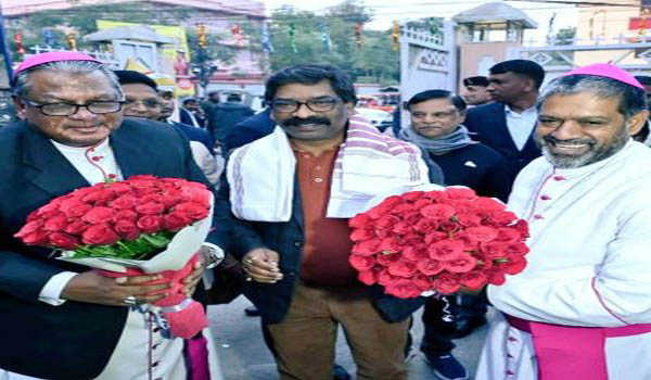 मुख्यमंत्री  हेमन्त सोरेन आर्चबिशप हाउस पहुंचे,  राज्यवासियों को क्रिसमस पर्व की दी बधाई