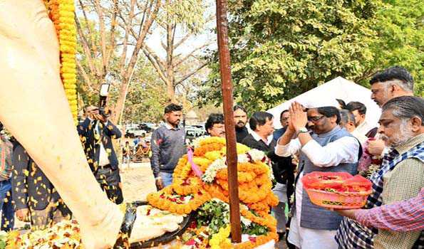 मुख्यमंत्री हेमन्त सोरेन ने राष्ट्रपिता महात्मा गांधी को श्रद्धांजलि अर्पित की