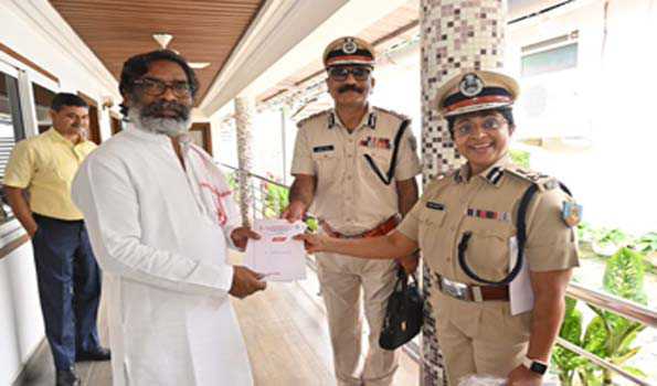 मुख्यमंत्री हेमन्त सोरेन से राज्य के पुलिस महानिदेशक अनुराग गुप्ता ने भेंटकर  निमंत्रण दिया