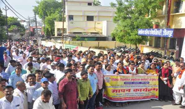 मुख्यमंत्री को ज्ञापन देने के बहाने जौनपुर में शिक्षकों दिखाई अपनी ताकत