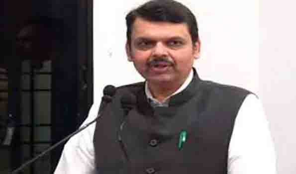 मुख्यमंत्री फड़नवीस ने काला झंडा दिखाने वाली महिला को बुलाया