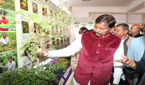 मुंडा ने रांची में भारतीय कृषि जैव प्रौद्योगिकी संस्थान में अनुसंधान कार्यों का लिया जायजा