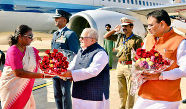 मुर्मू के जैसलमेर पहुंचने पर मिश्र एवं शर्मा ने उनकी अगवानी की
