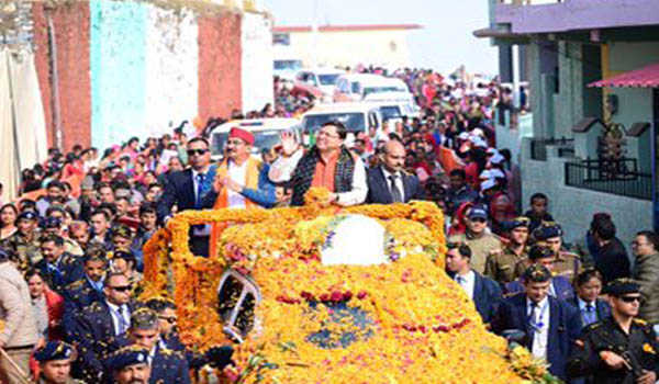 नई टिहरी में धामी ने किया दो किमी लंबा रोड शो