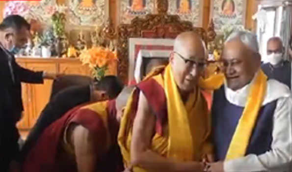 नीतीश ने  महाबोधि मंदिर में पीतल द्वार का किया उद्घाटन, दलाईलामा से की मुलाकात