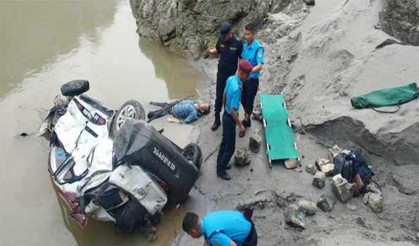 नेपाल में टैक्सी नदी में गिरने से पांच लोगों की मौत