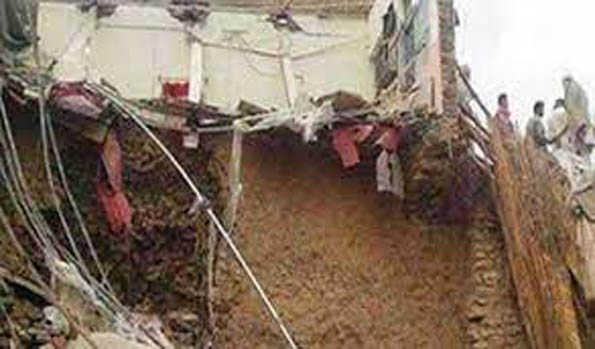 पाकिस्तान में छत गिरने से महिला और आठ बच्चों की मौत