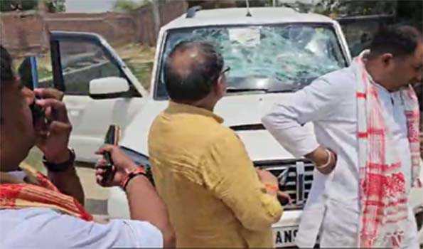 पैक्सफेड के चेयरमैन के वाहन पर पथराव