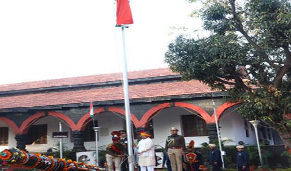 पटेल ने गणतंत्र दिवस पर राजभवन में झण्डा फहराया