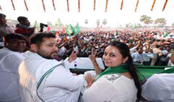 पीएम मोदी के नामांकन दाखिल करने के दिन ही चाचा पड़ गए बीमार : तेजस्वी