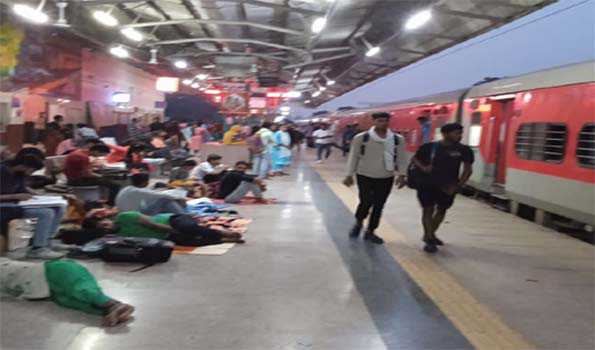 फर्रुखाबाद जंक्शन स्टेशन पर गंभीर पेय जल संकट से रेलयात्री और परीक्षार्थी हलकान