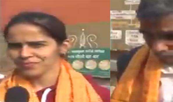पिता संग महाकुम्भ पहुंचीं साइना नेहवाल