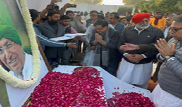 पूनियां ने ओमप्रकाश चौटाला को दी श्रद्धांजलि
