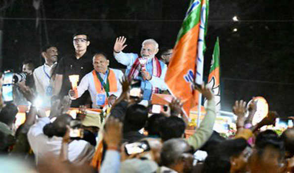प्रधानमंत्री नरेंद्र मोदी ने रांची में रोड शो किया, बड़ी संख्या में लोग जुटे, मोदी -मोदी के नारे लगे