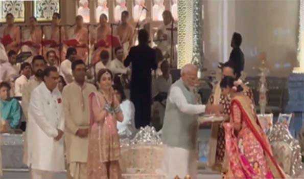 प्रधानमंत्री ने नव दम्पत्ति अनंत राधिका को दिया आशीर्वाद