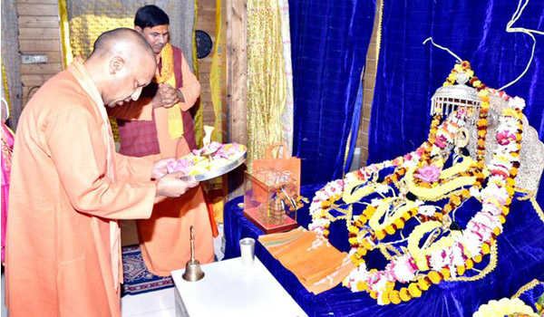 रामलला के दरबार में योगी ने लगायी हाजिरी