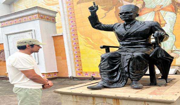 रणदीप हुड्डा ने वीर सावरकर को उनकी पुण्यतिथि पर श्रद्धांजलि दी