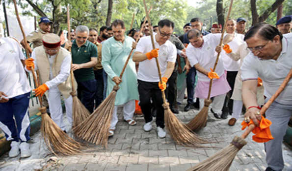 रिजिजू ने देहरादून में चलाया चरखा व स्वच्छता मित्रों को किया सम्मानित