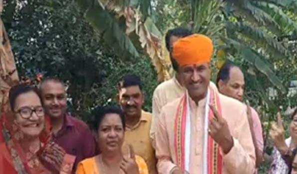 सांसद जोशी ने किया मतदान