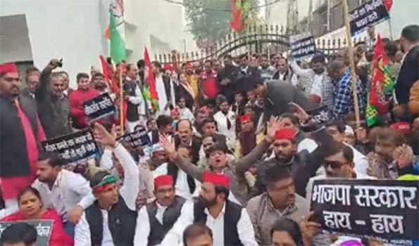 सांसदों के निलंबन के खिलाफ सपा उतरी सड़कों पर