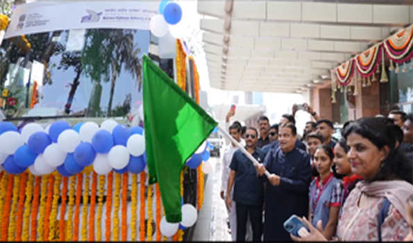 सड़क सुरक्षा के लिए युवा पीढ़ी का संवेदनशील होना जरूरी : गडकरी