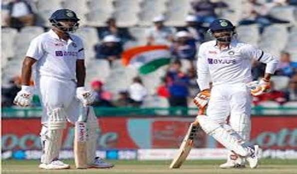 संकट में फंसी भारतीय पारी को अश्विन और जडेजा का सहारा