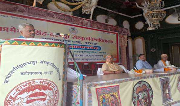 संस्कृत को लोक व्यवहार में लाने के लिए संस्कृतज्ञों के बीच शास्त्र चर्चा जरूरी  : कुलपति