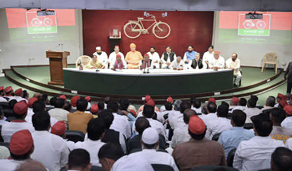 सपा सरकार के कार्यो में पानी फेर रही है भाजपा: अखिलेश