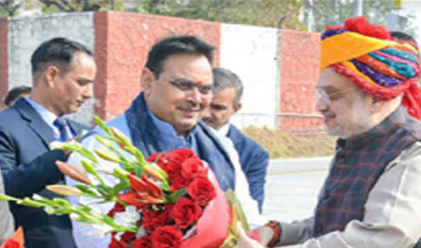 शर्मा ने शाह की अगवानी की