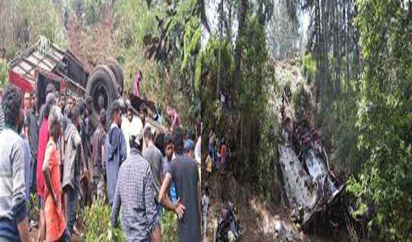 श्रीलंका में बस के चट्टान से गिर जाने से 20 से ज्यादा लोगों की मौत