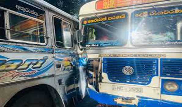 श्रीलंका में बसों की टक्कर में 29 लोग घायल