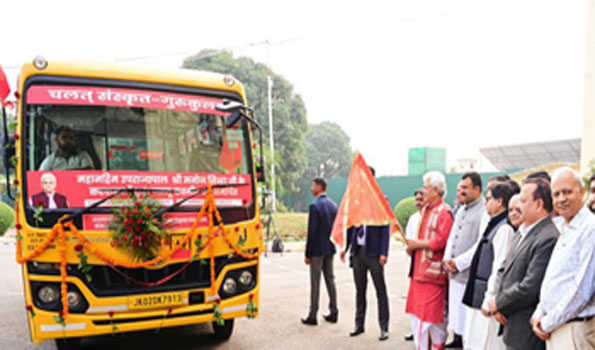 सिन्हा ने कैलख ज्योतिष के मोबाइल संस्कृत गुरुकुल को दिखाई हरी झंडी